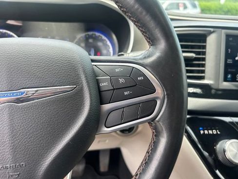 Used 2020 Chrysler Pacifica Touring-L FWD image 22