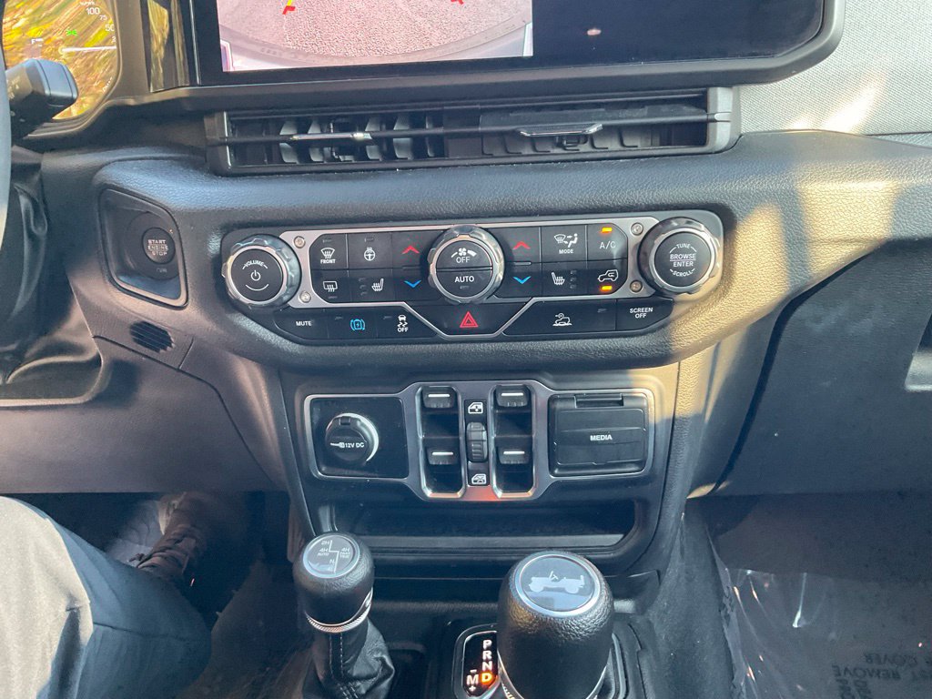 Used 2024 Jeep Wrangler Unlimited w/ Convenience Group AWD/4WD image 19