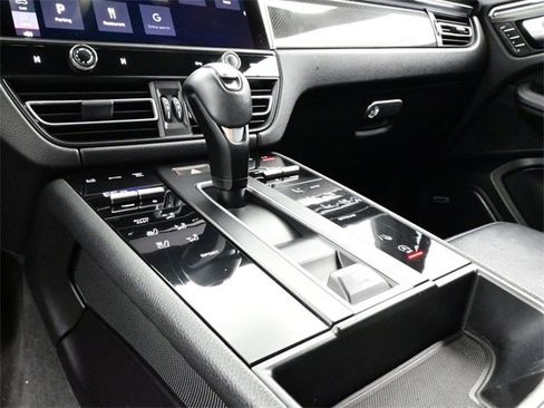 Certified 2022 Porsche Macan image 11