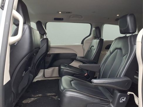 Used 2024 Chrysler Pacifica Touring-L FWD image 5