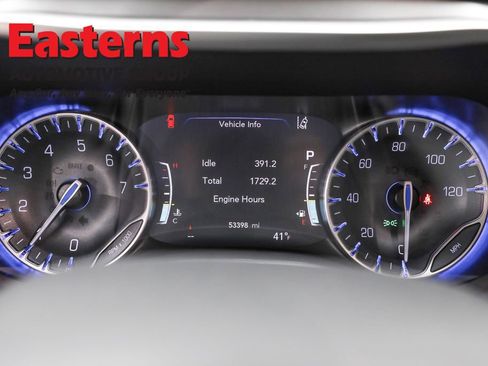 Used 2023 Chrysler Pacifica Touring-L image 18