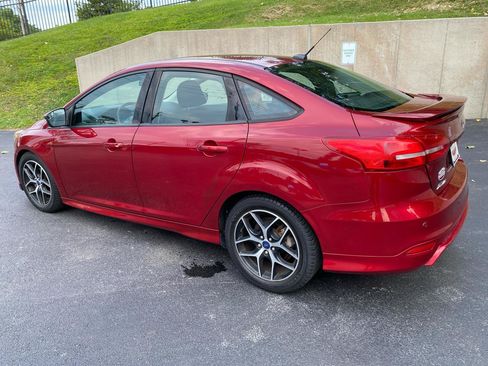 Used 2016 Ford Focus SE w/ SE Sport Package FWD image 2