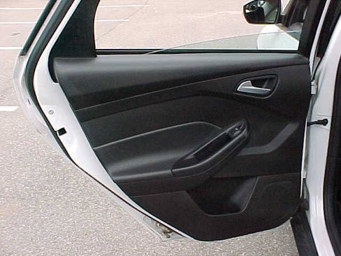 Used 2013 Ford Focus SE FWD image 12