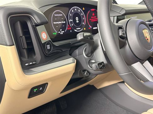 Certified 2026 Porsche Cayenne AWD/4WD image 32