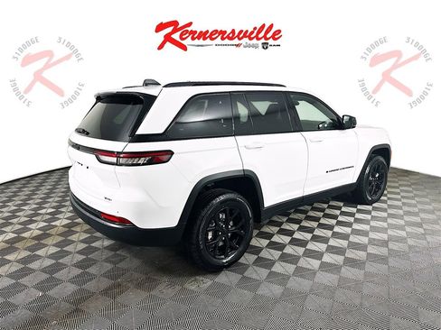 New 2025 Jeep Grand Cherokee Altitude image 7