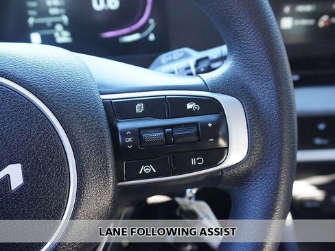 Used 2025 Kia Sportage LX image 3