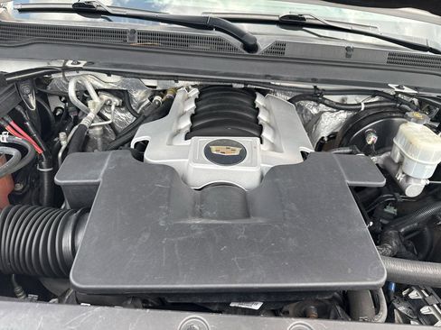 Used 2017 Cadillac Escalade Luxury AWD/4WD image 32