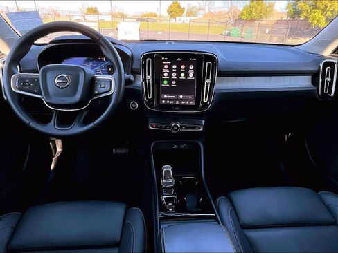 Used 2025 Volvo XC40 B5 Plus image 17