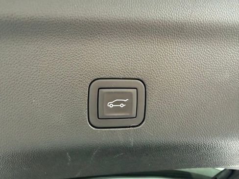 Used 2025 GMC Yukon Denali AWD/4WD image 11