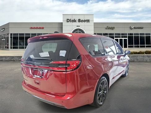 New 2026 Chrysler Pacifica Select image 5