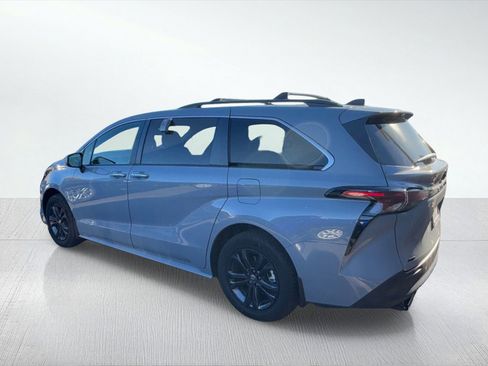 Used 2024 Toyota Sienna XLE Woodland Edition image 3