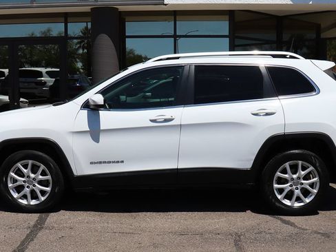 Used 2017 Jeep Cherokee Latitude FWD image 8