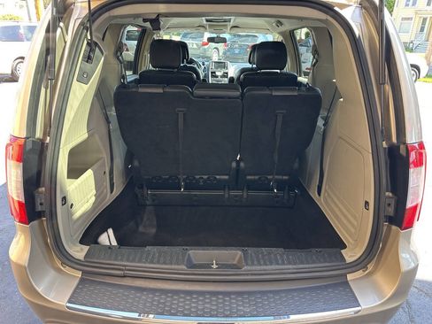 Used 2015 Chrysler Town & Country Touring FWD image 10