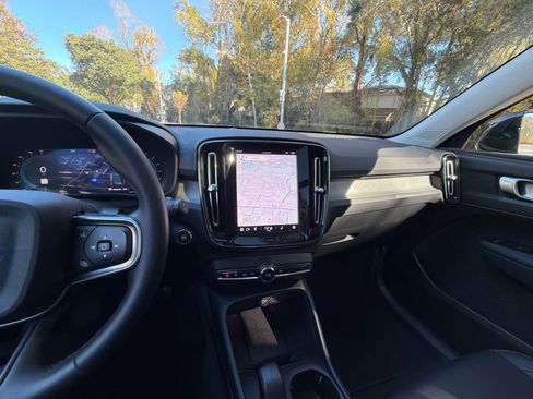 Certified 2025 Volvo XC40 B5 Plus image 30