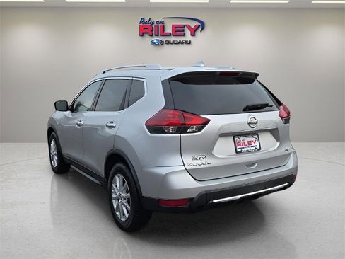 Used 2018 Nissan Rogue SV image 3
