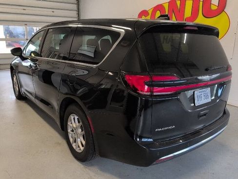 Used 2025 Chrysler Pacifica Select FWD image 3