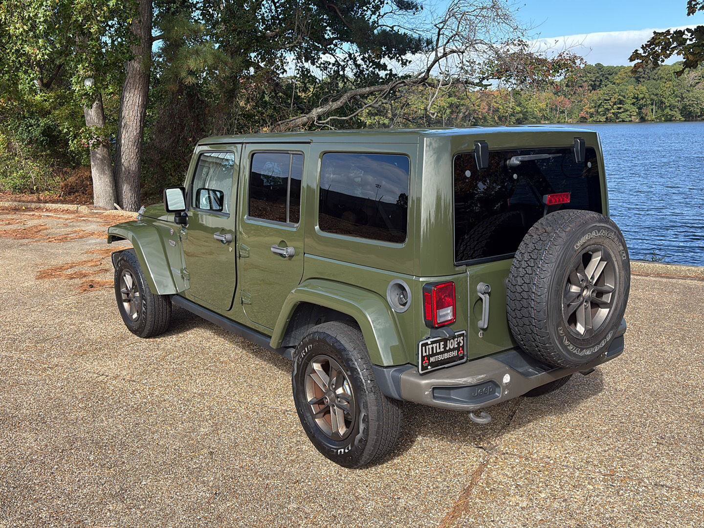 Used 2016 Jeep Wrangler Unlimited Sahara AWD/4WD image 9