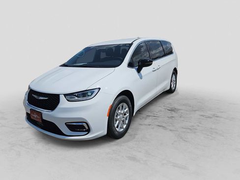 New 2025 Chrysler Pacifica Select image 4