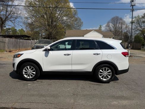 Used 2017 Kia Sorento L w/ LX Convenience Package image 8