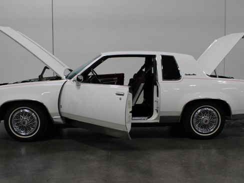 Used 1988 Oldsmobile Cutlass Supreme Classic Brougham RWD image 36