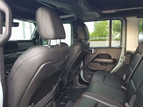 Used 2024 Jeep Wrangler Unlimited Rubicon AWD/4WD image 9