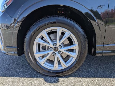 Certified 2025 Audi Q3 2.0T Premium w/ Convenience Package AWD/4WD image 29