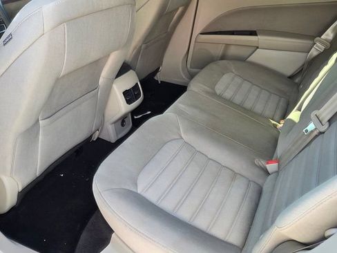 Used 2019 Ford Fusion SE FWD image 6