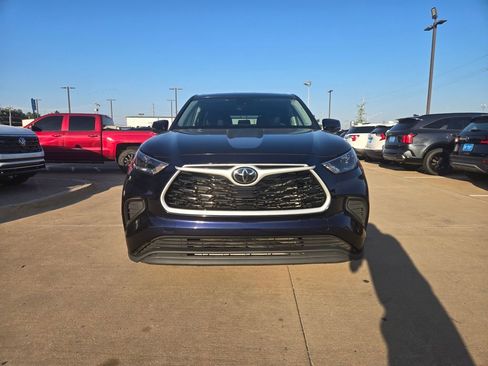 Used 2023 Toyota Highlander L image 2