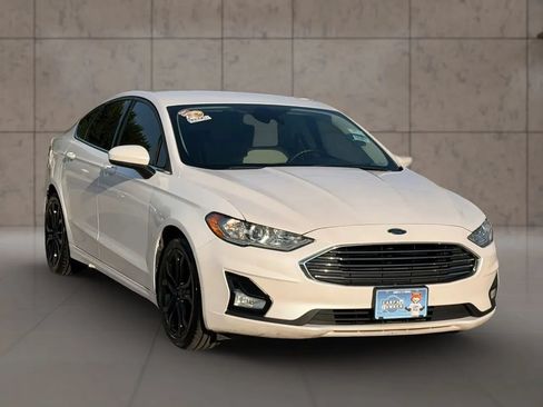 Used 2020 Ford Fusion SE w/ Equipment Group 151A FWD image 2