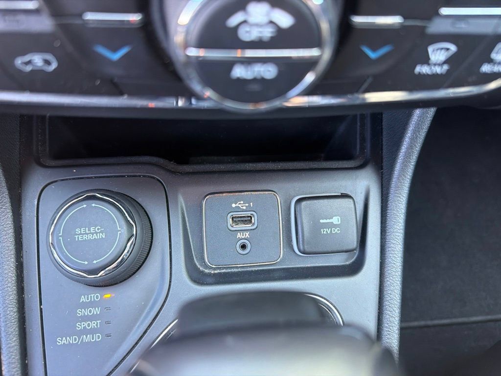 Used 2019 Jeep Cherokee Limited AWD/4WD image 25