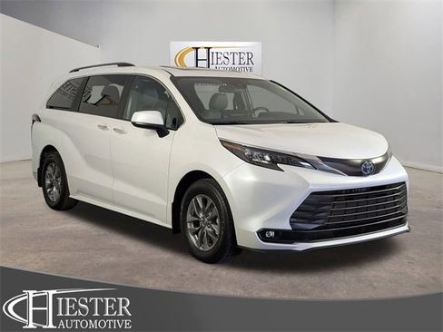 Used 2025 Toyota Sienna XLE image 1