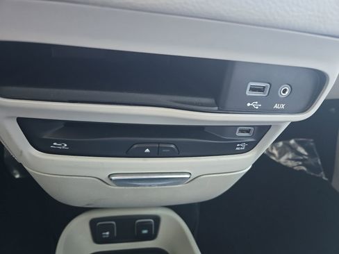 Used 2018 Chrysler Pacifica Limited w/ Tire & Wheel Group FWD image 27