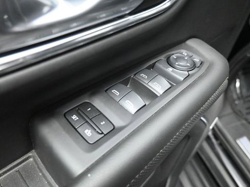 Used 2024 GMC Yukon XL SLT image 32