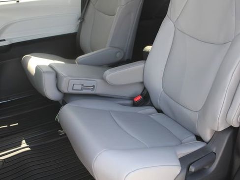 Certified 2026 Toyota Sienna XLE FWD image 30