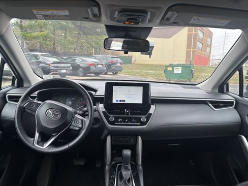 Used 2025 Toyota Corolla Cross LE image 31