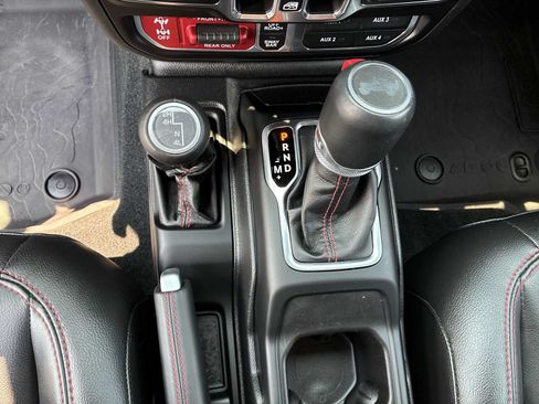 Used 2023 Jeep Wrangler Unlimited Rubicon w/ Cold Weather Group AWD/4WD image 21