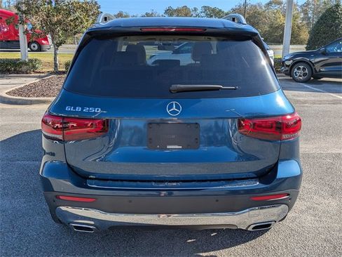 Used 2023 Mercedes-Benz GLB 250 image 4