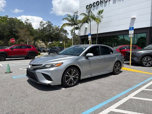 Used 2020 Toyota Camry SE FWD image 12