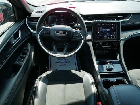 Used 2025 Jeep Grand Cherokee Altitude AWD/4WD image 9