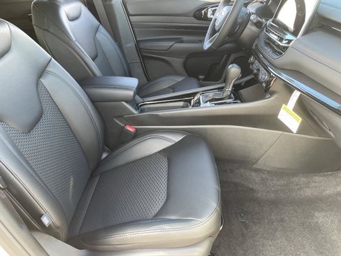 New 2026 Jeep Compass Latitude image 10