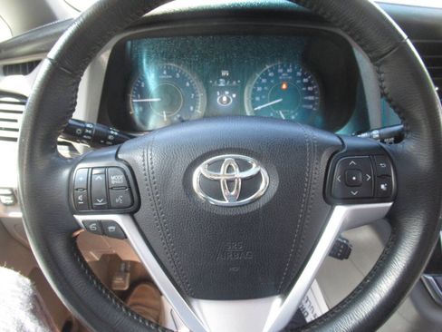 Used 2017 Toyota Sienna XLE Premium w/ Outdoor Package AWD/4WD image 25