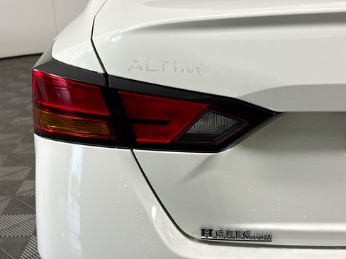 Used 2025 Nissan Altima 2.5 SV FWD image 36
