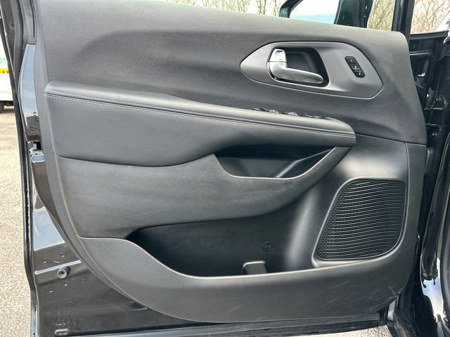 Used 2025 Chrysler Pacifica Select FWD image 55