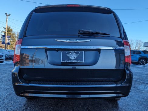 Used 2013 Chrysler Town & Country Touring image 10