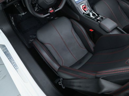 Used 2024 Lamborghini Huracan EVO image 25