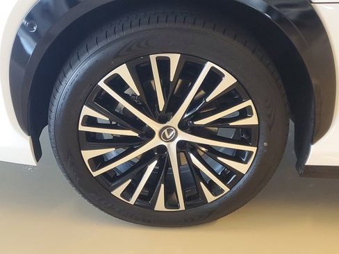 Used 2023 Lexus RZ 450e Premium image 7