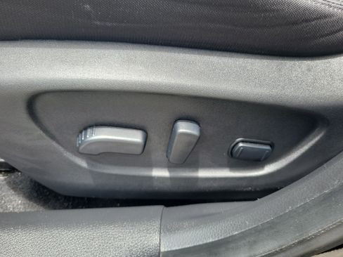 Used 2019 Nissan Rogue SV w/ Premium Package FWD image 15