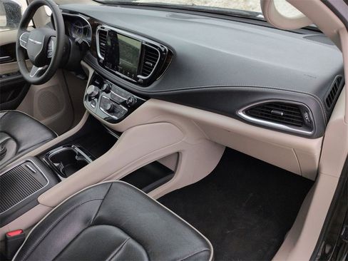 Used 2023 Chrysler Pacifica Limited image 29