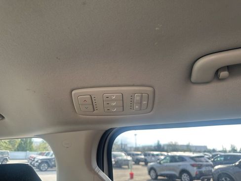 Used 2022 Kia Carnival LX image 10