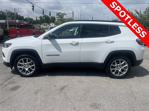 Used 2023 Jeep Compass Latitude image 3